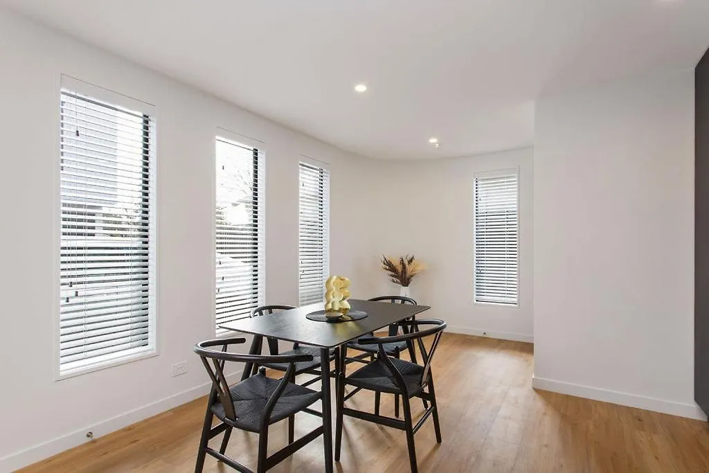 Quirky New Stylish Free Park Apartment Christchurch
