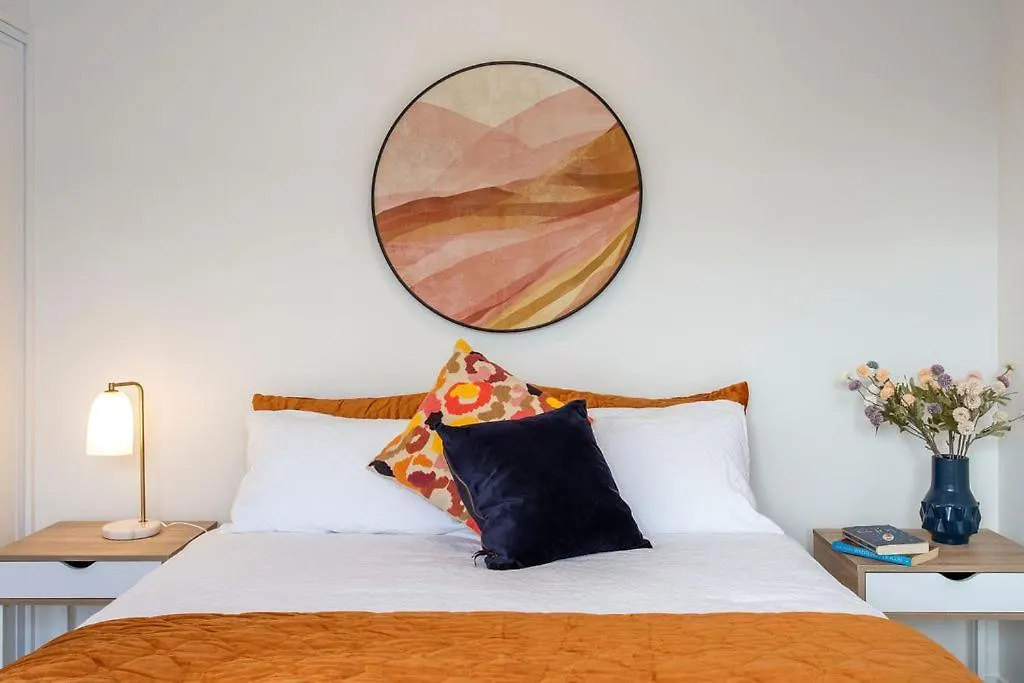 Quirky New Stylish Free Park Apartment Christchurch